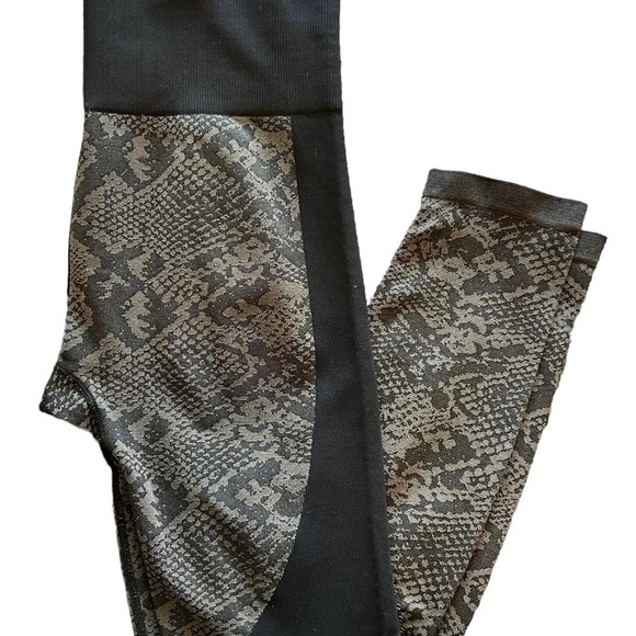 Joylab Women's High-Waisted Seamless Snakeskin Jacquard Large Leggings - Picture 5 of 6